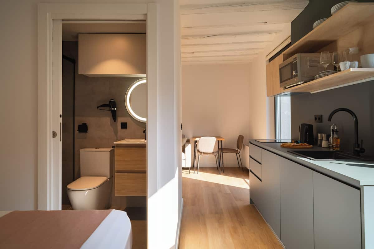 Studio with Balcony | Cocina privada | Frigorífico, microondas, placa de cocina y lavavajillas