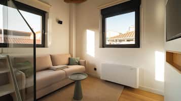 One-Bedroom Apartment with Sofa Bed | Zona de estar | Televisión de pantalla plana de 43 pulgadas con canales por cable