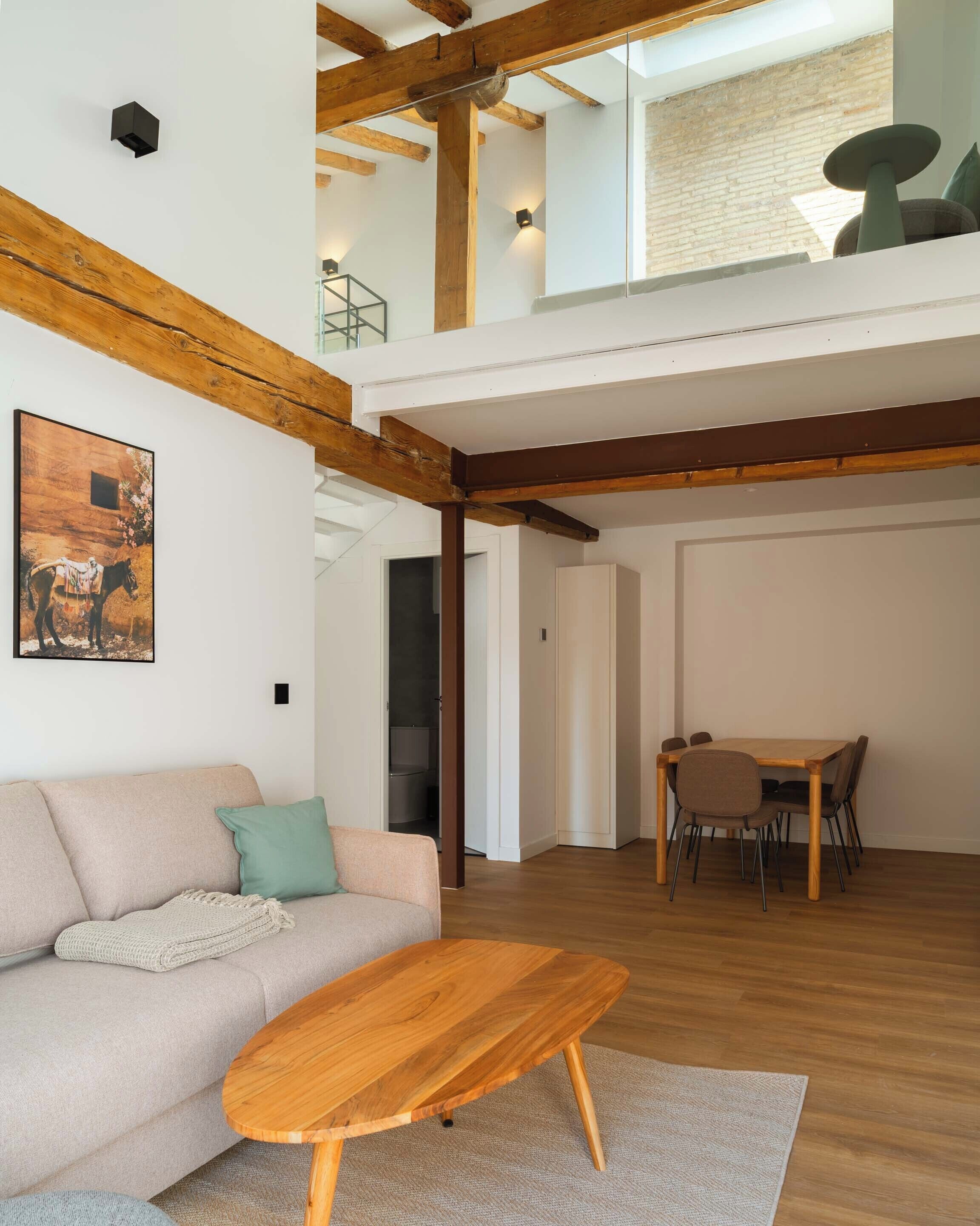 Appartement | Woonruimte | Een 43-inch flatscreentelevisie met kabelzenders