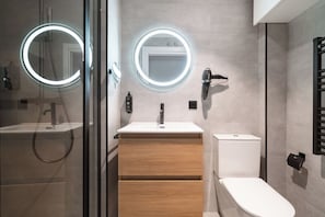 Estudio | Baño | Ducha, artículos de higiene personal ecológicos y secador de pelo