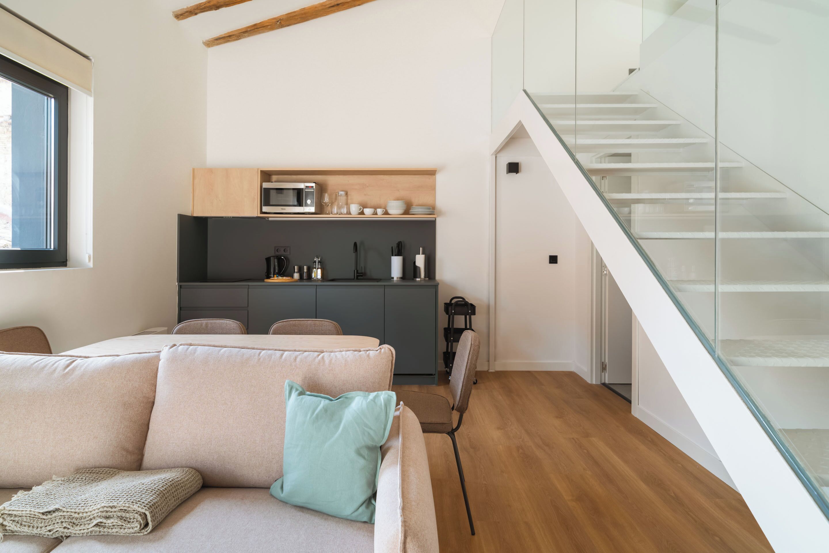 One-Bedroom Apartment with Balcony | Eigene Küche | Kühlschrank, Mikrowelle, Herdplatte, Geschirrspüler