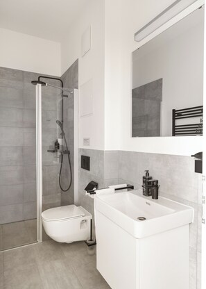Studio | Salle de bain | Douche, articles de toilette écologiques, séchoir à cheveux