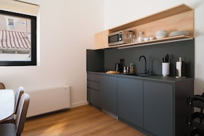 One-Bedroom Apartment with Balcony | Cozinha privada | Geladeira, micro-ondas, cooktop, lava-louças