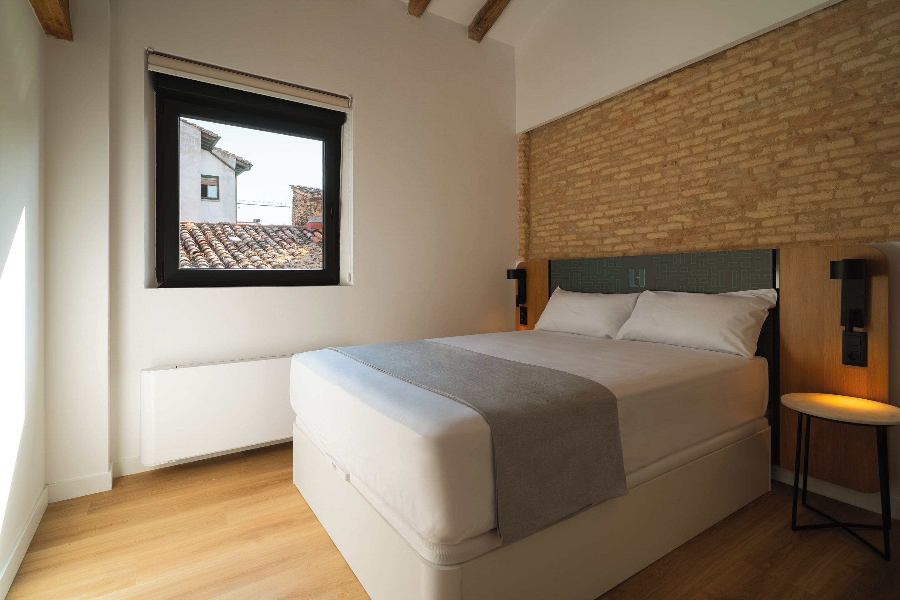 Two-Bedroom Apartment with Sofa Bed | Individueel gedecoreerd, individueel gemeubileerd, een bureau