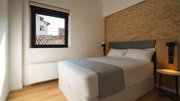 Two-Bedroom Apartment with Sofa Bed | Individueel gedecoreerd, individueel gemeubileerd, een bureau