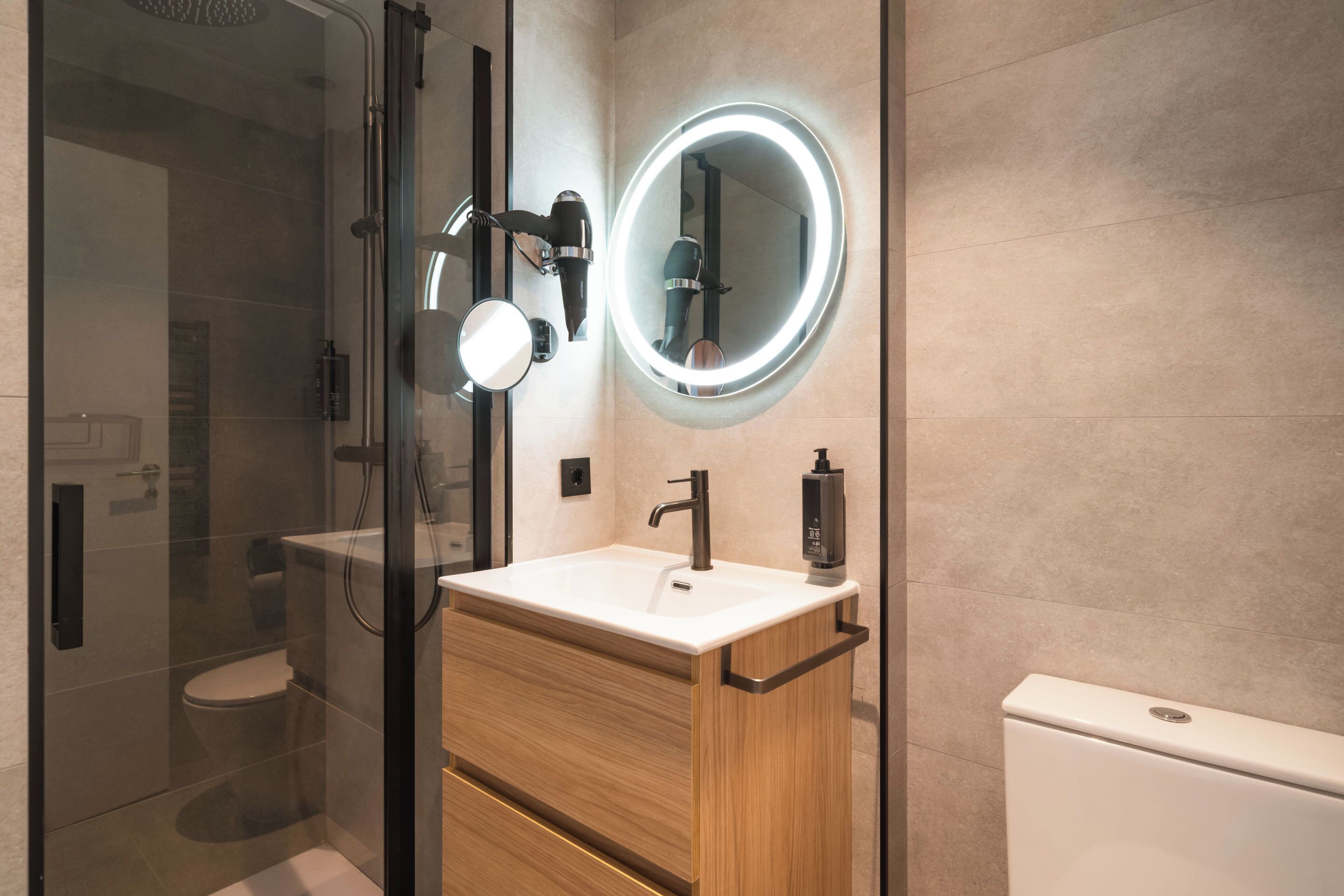 Appartement | Badkamer | Een douche,  milieuvriendelijk toiletgerief, een haardroger, handdoeken
