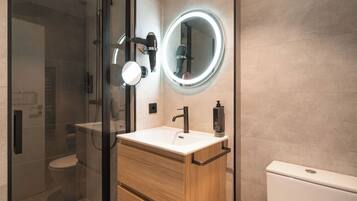 Appartement | Badkamer | Een douche, milieuvriendelijk toiletgerief, een haardroger, handdoeken