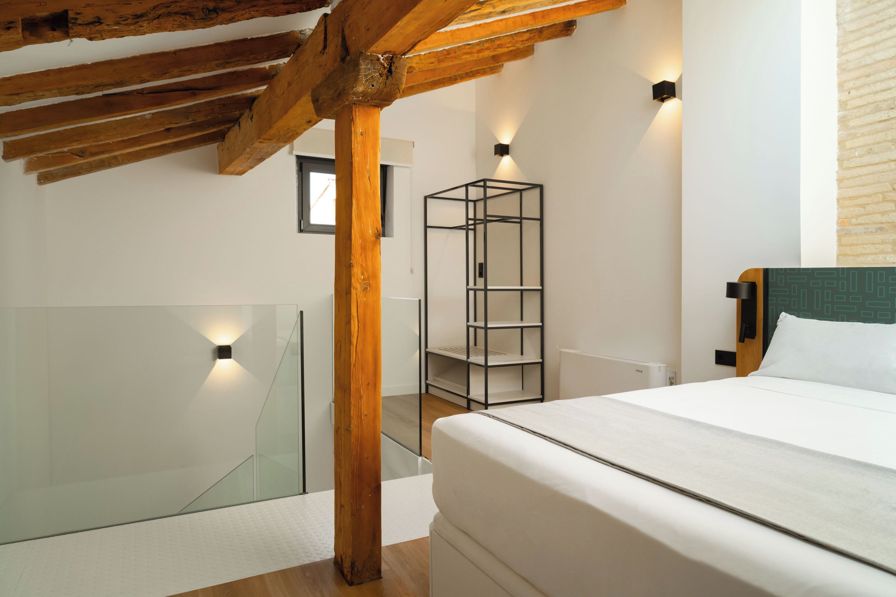 Two-Bedroom Apartment with Sofa Bed | 獨特裝潢、布置獨特、書桌、筆電工作空間