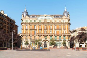 A historic building with a central courtyard, featuring a playground and benches. - Limehome Pamplona Hilarión Eslava (Pamplona)