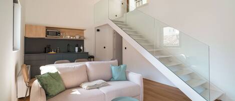 One-Bedroom Apartment with Balcony | Cuisine privée | Réfrigérateur, four à micro-ondes, surface de cuisson, lave-vaisselle