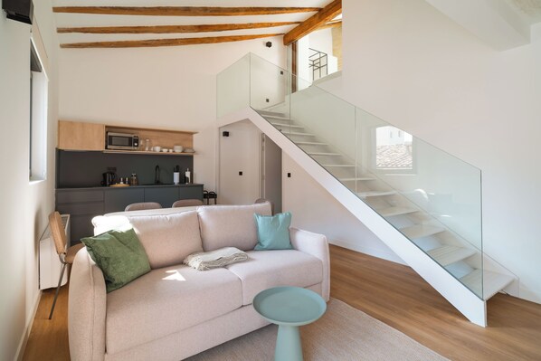 One-Bedroom Apartment with Balcony | Eigene Küche | Kühlschrank, Mikrowelle, Herdplatte, Geschirrspüler