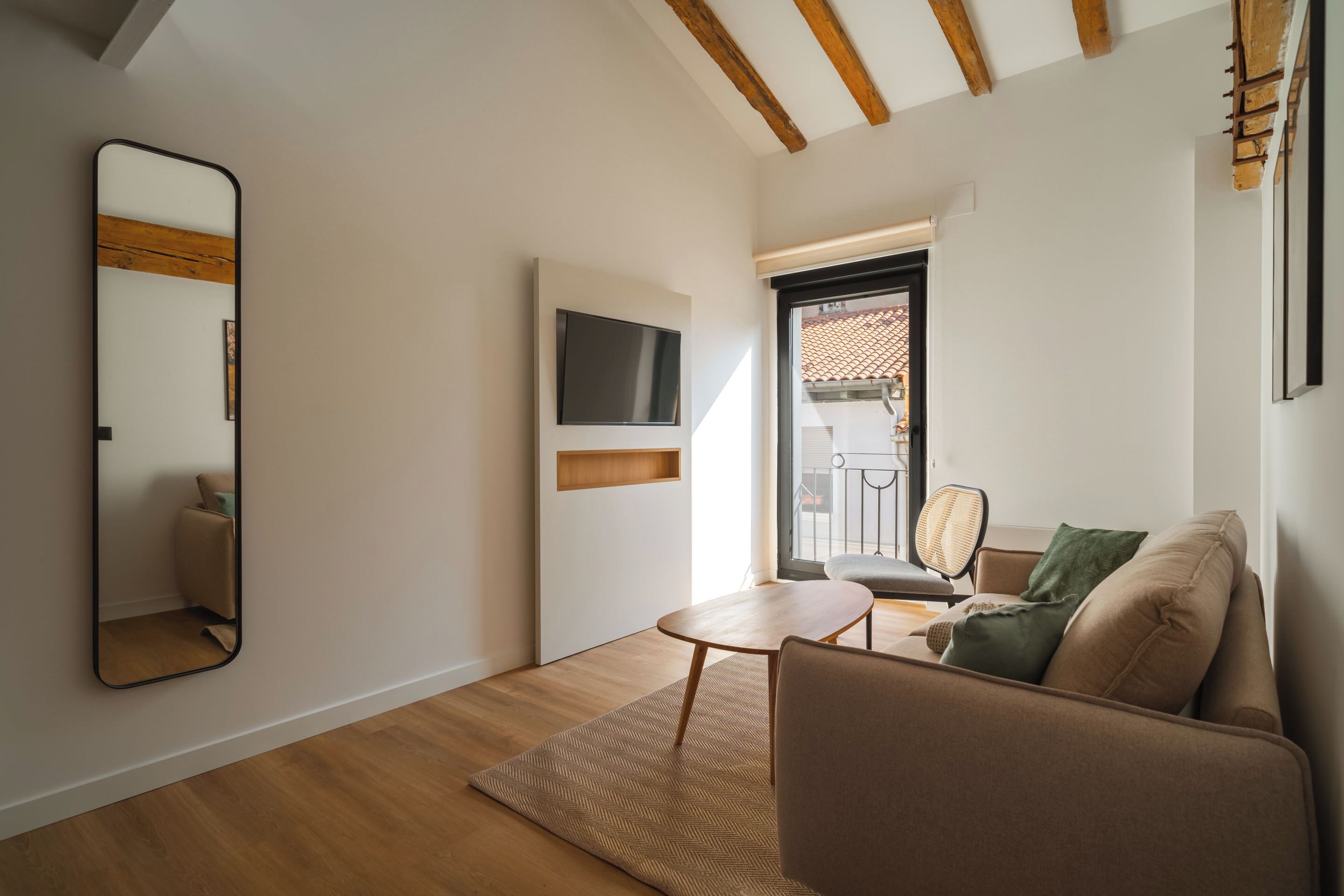 Two-Bedroom Apartment with Sofa Bed | 起居區 | 43-吋平面電視，提供有線頻道