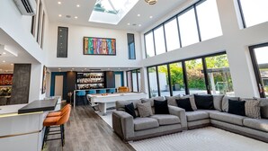 Interior - 5 Bed Villa-sleeps 10-hot Tub-bar & Pool Table (Doncaster)