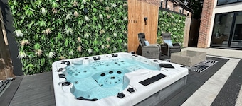 5 Bed Villa-sleeps 10-hot Tub-bar & Pool Table