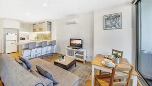 Un appartement moderne comprenant un salon, un coin repas et une cuisine.