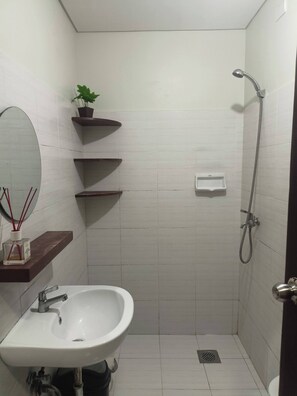 Room, 1 Bedroom, Accessible, Garden View | Bathroom