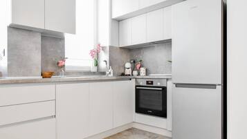 Een koelkast, een oven, een kookplaat, een vaatwasser