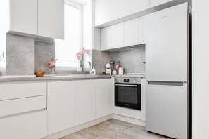 Kylskåp, ugn, spishäll och diskmaskin