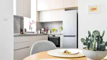 Een koelkast, een oven, een kookplaat, een vaatwasser