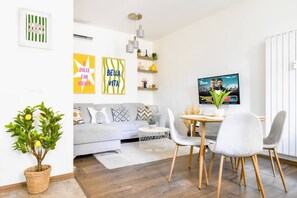 Una Smart TV, una oficina