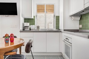 Private kitchen - Apartment in Torremolinos Near Beaches (Torremolinos)