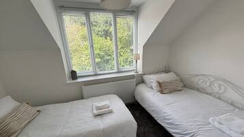 2 kamar tidur, setrika/meja setrika, Wi-Fi gratis, dan seprai linen