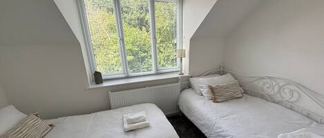 2 kamar tidur, setrika/meja setrika, Wi-Fi gratis, dan seprai linen
