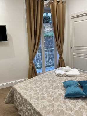 2 chambres, fer et planche à repasser, Wi-Fi, draps fournis
