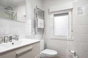 Douche, séchoir à cheveux, serviettes fournies