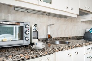 Frigorífico, microondas, horno y placa de cocina