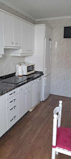 Frigorifero, microonde, forno, piano cottura