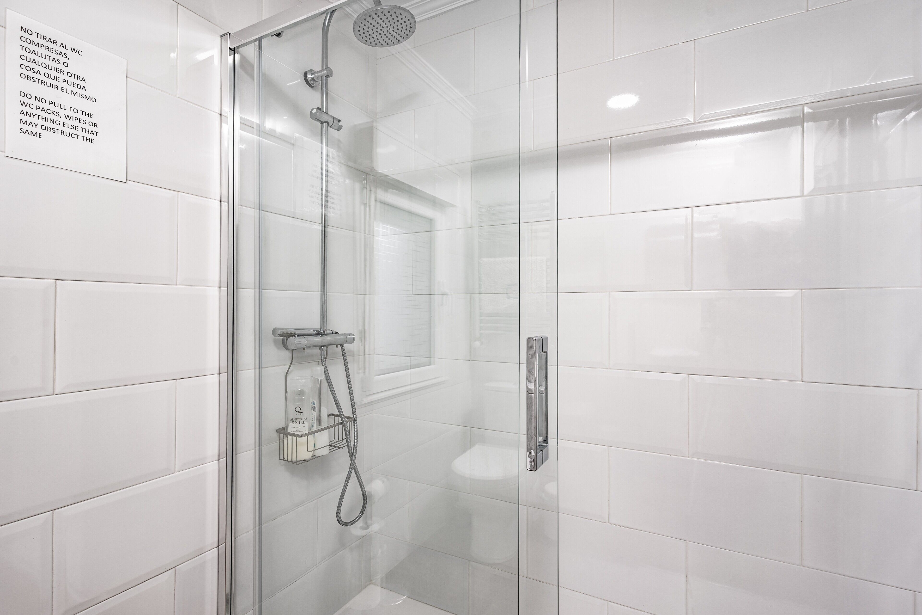 Een douche, een haardroger, handdoeken