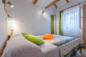 2 bedrooms, iron/ironing board, free WiFi, bed sheets