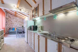 Fridge, oven, coffee/tea maker, electric kettle