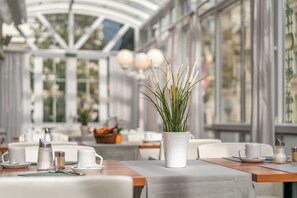 Daily buffet breakfast (EUR 22 per person) - Hotel Neue Post Innsbruck (Innsbruck)