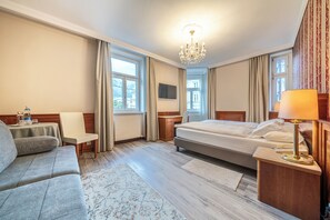 In-room safe, desk, laptop workspace, soundproofing - Hotel Neue Post Innsbruck (Innsbruck)