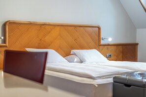 Superior Twin Room, Air conditioning | In-room safe, desk, laptop workspace, soundproofing - Hotel Neue Post Innsbruck (Innsbruck)