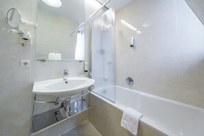 Superior Twin Room, Air conditioning | Bathroom | Hair dryer, towels, soap, shampoo - Hotel Neue Post Innsbruck (Innsbruck)