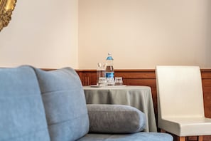 Junior suite | Een kluis op de kamer, een bureau, een laptopwerkplek