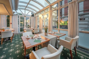 Daily buffet breakfast for a fee - Hotel Neue Post Innsbruck (Innsbruck)