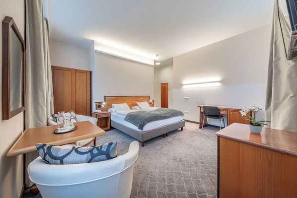 In-room safe, desk, laptop workspace, soundproofing - Hotel Neue Post Innsbruck (Innsbruck)