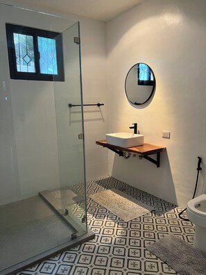 Dusche, Haartrockner, Bidet, Handtücher