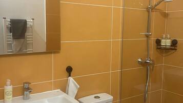 Dusche, Haartrockner, Handtücher, Seife
