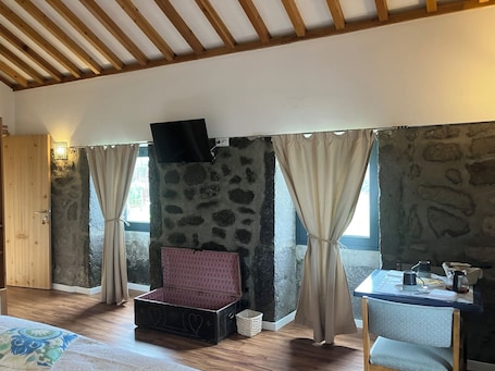 1 bedroom, WiFi, bed sheets. Excellent space 5 minutes from the sea and the airport House restored in 2025