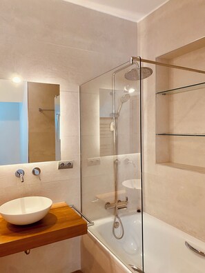 Shower, hair dryer, bidet, towels - Unique front line golf villa in Marbella (Marbella)