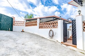 Property grounds - Villa 'Jema' with Sea Views, Private Pool and Air Conditioning (torrox)