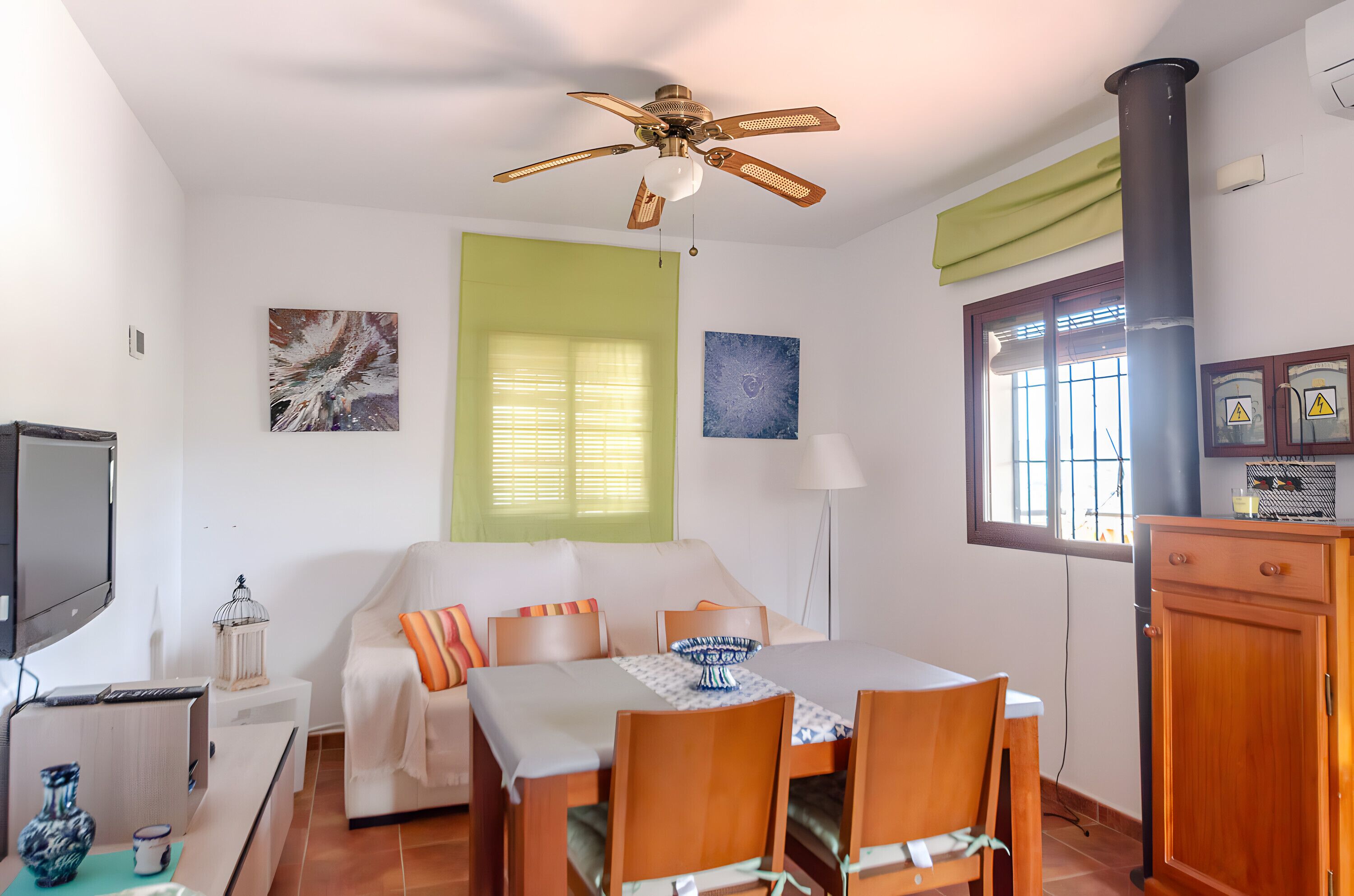 Een televisie en een open haard