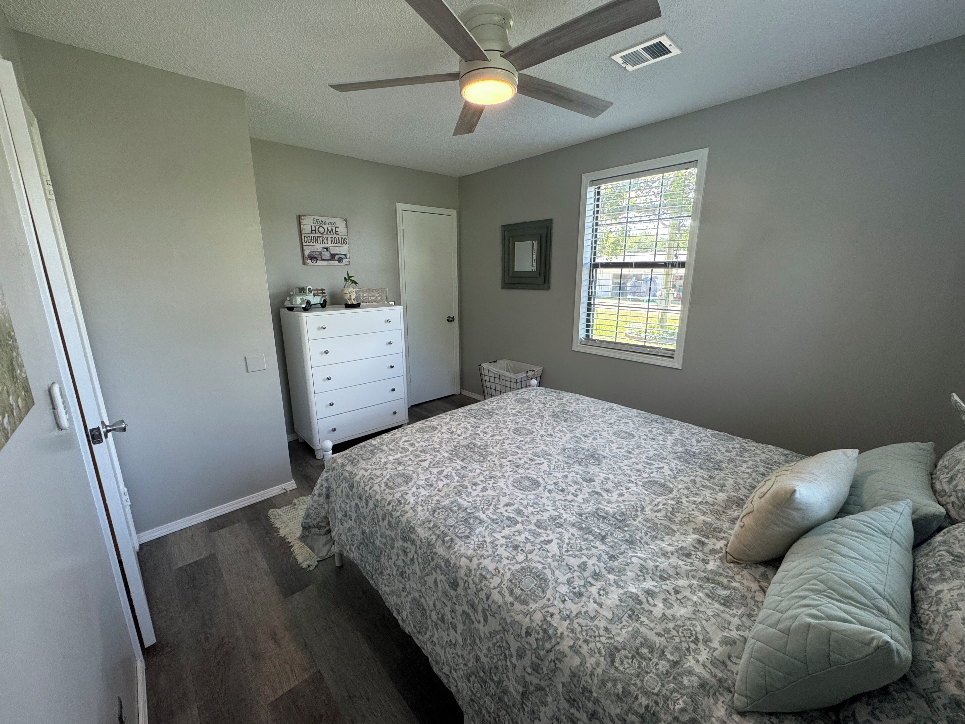 3 habitaciones, tabla de planchar con plancha y cuna de viaje 