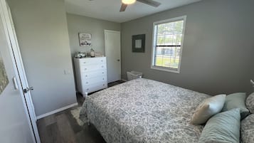 3 habitaciones, tabla de planchar con plancha y cuna de viaje
