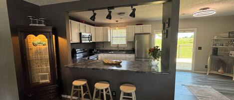 Geladeira, micro-ondas, fogão, cooktop
